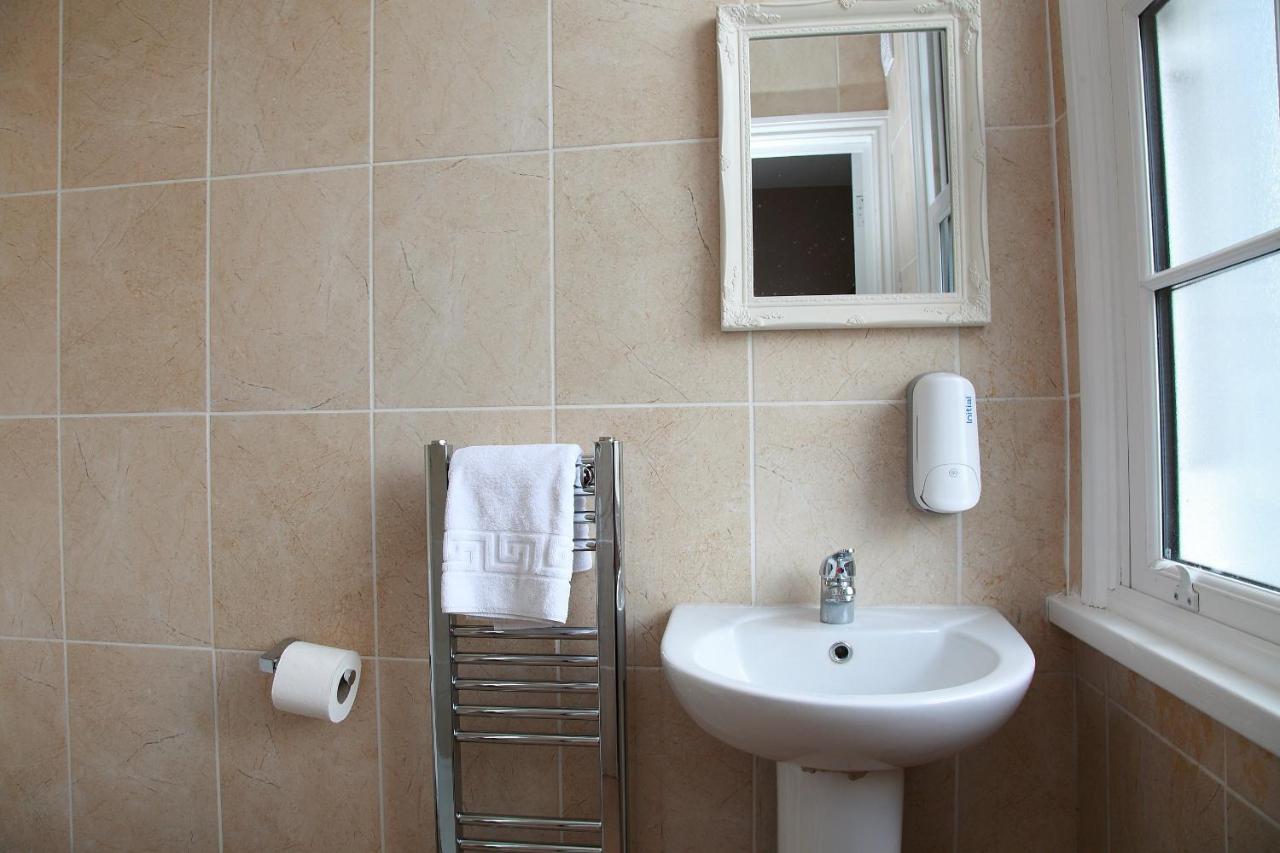 Hampton Court Hotel East Molesey Esterno foto