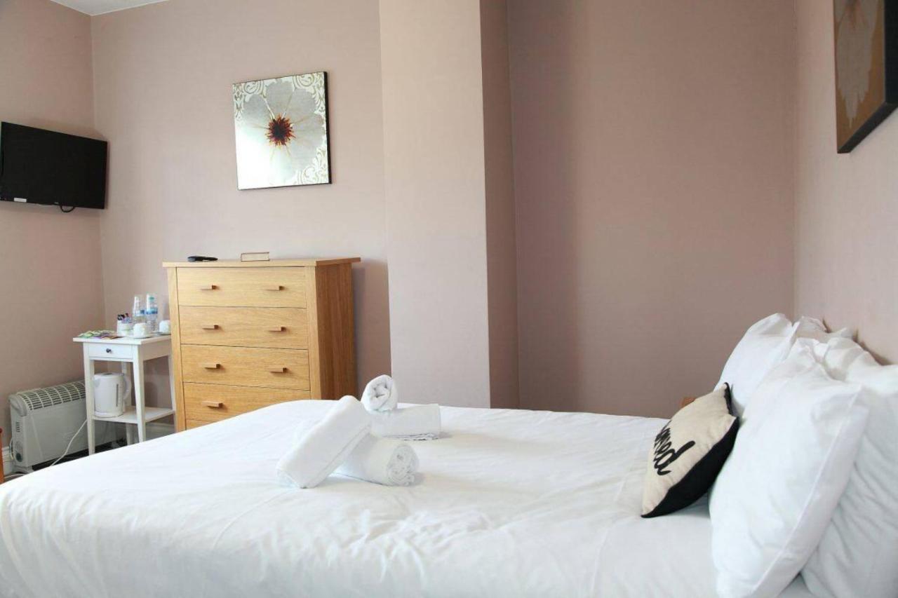 Hampton Court Hotel East Molesey Esterno foto