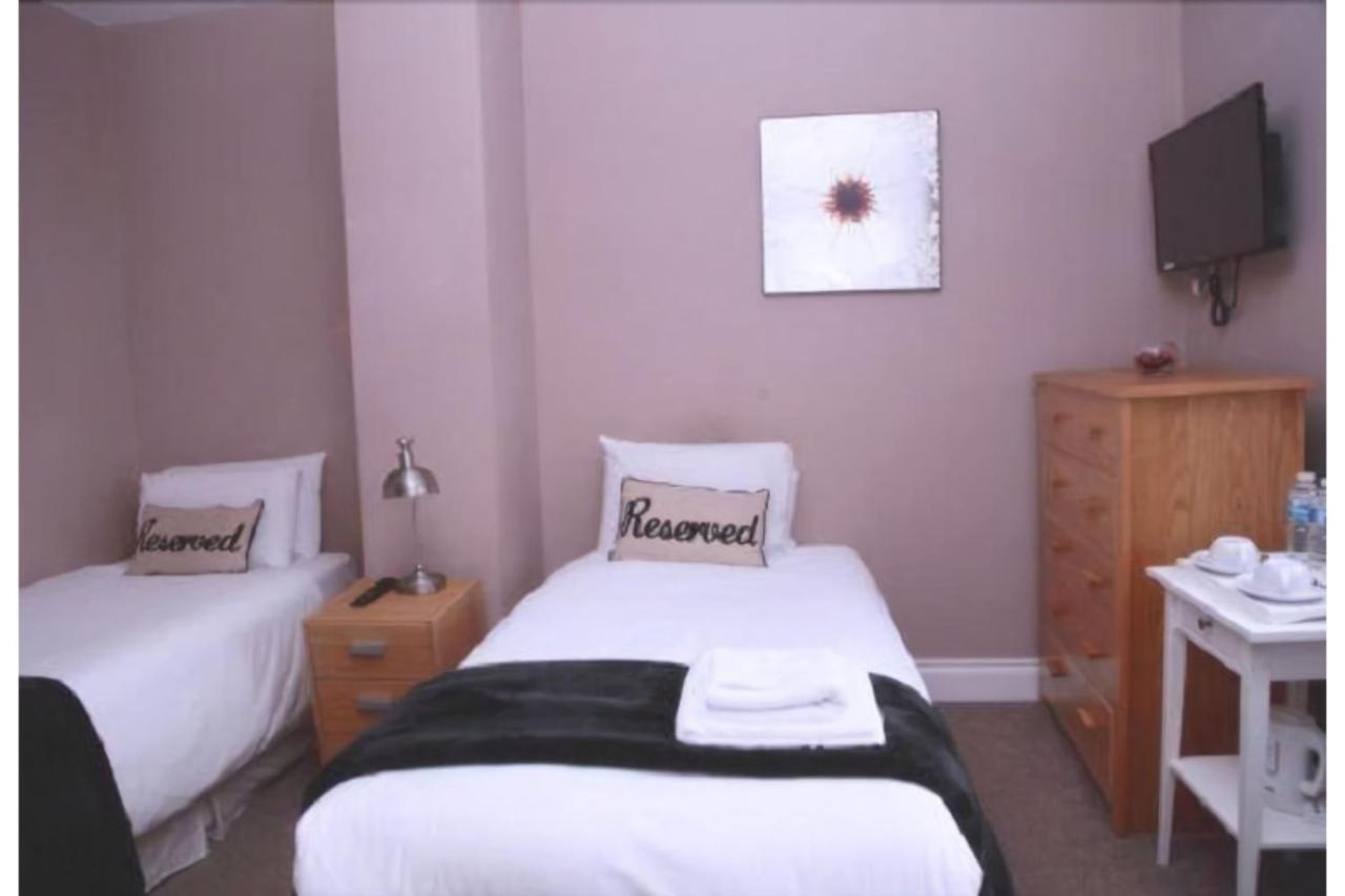 Hampton Court Hotel East Molesey Esterno foto