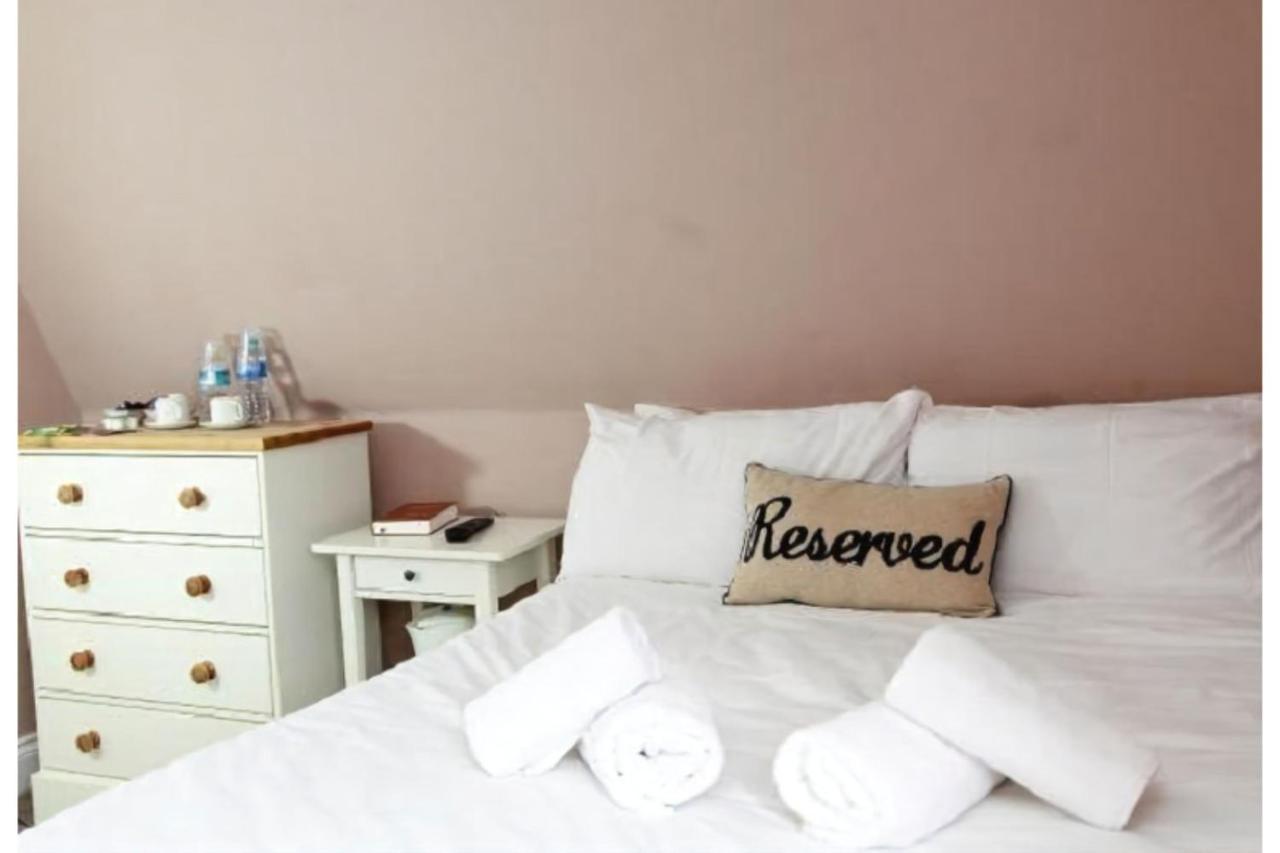 Hampton Court Hotel East Molesey Esterno foto