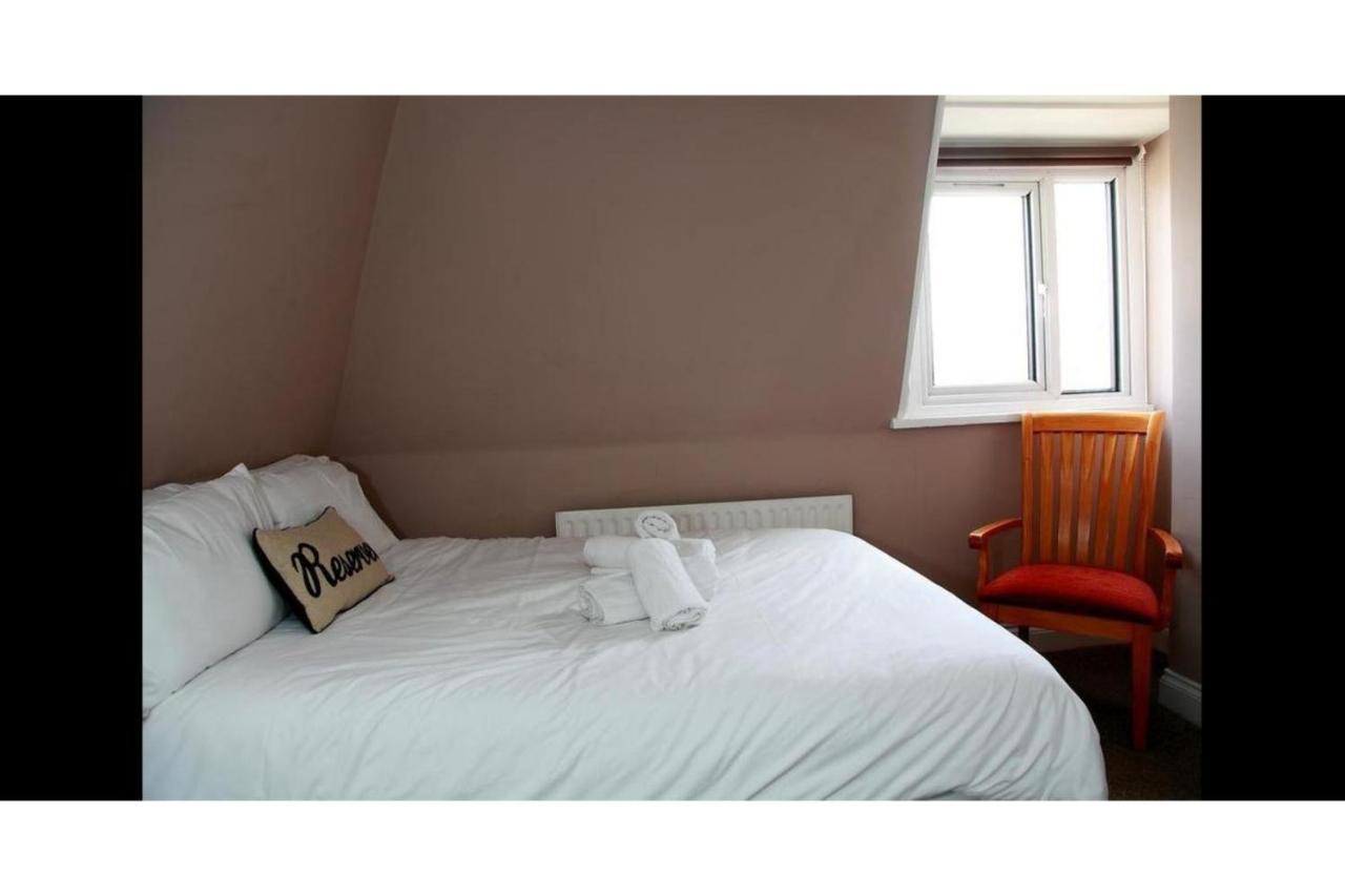 Hampton Court Hotel East Molesey Esterno foto