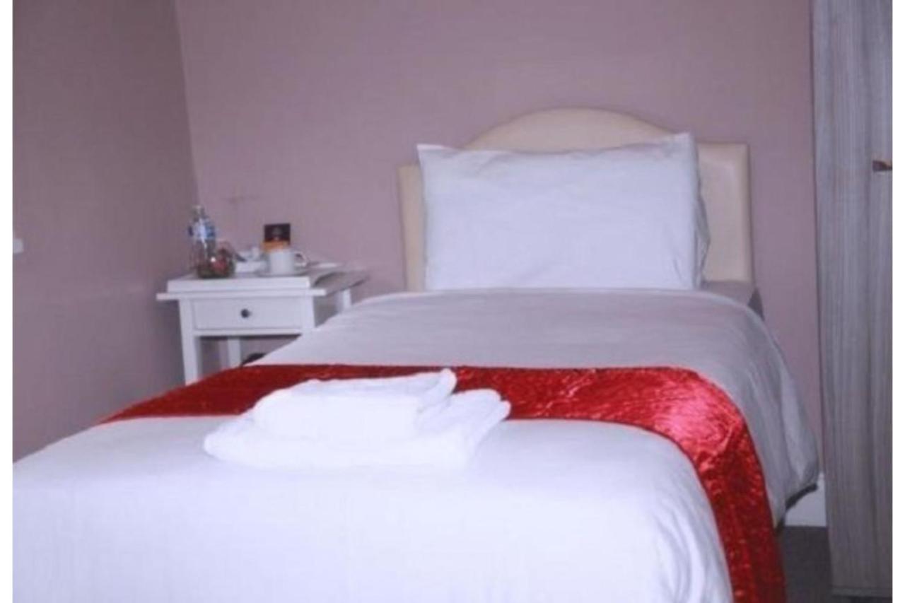 Hampton Court Hotel East Molesey Esterno foto